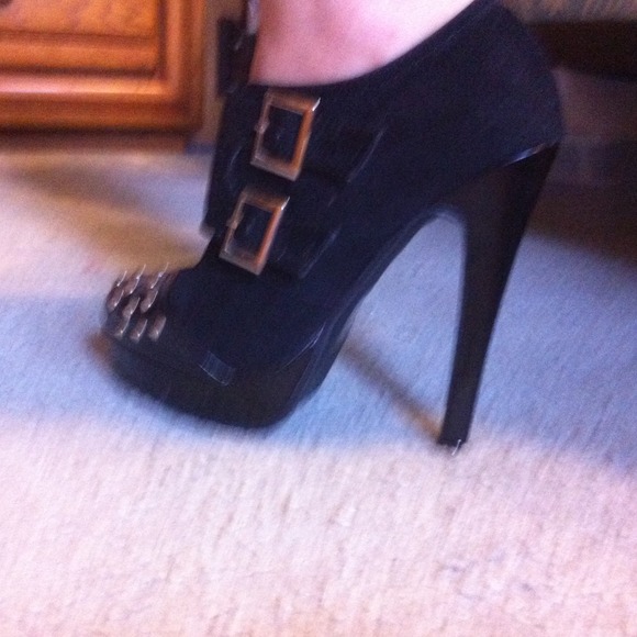 Adorable little black studded bootie. 5 inch heel. - Picture 4 of 4