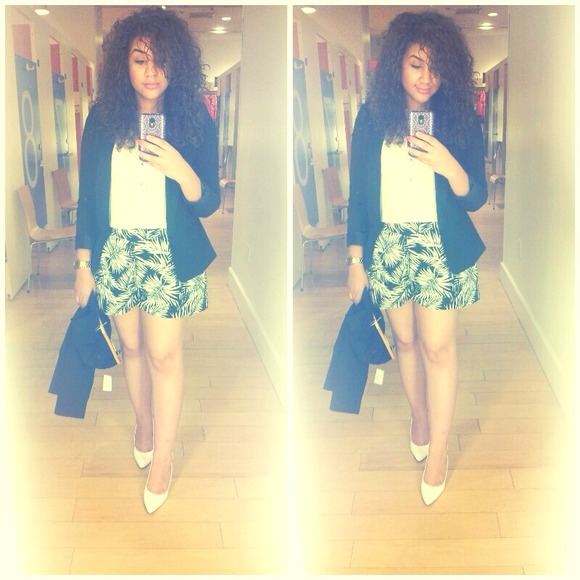 Sollddd .. Monochrome tropical shorts .