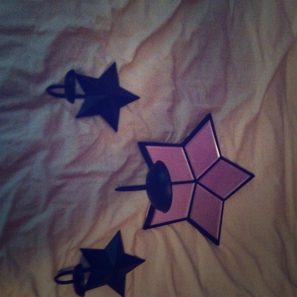 Star wall decor! Only have the two black stars!