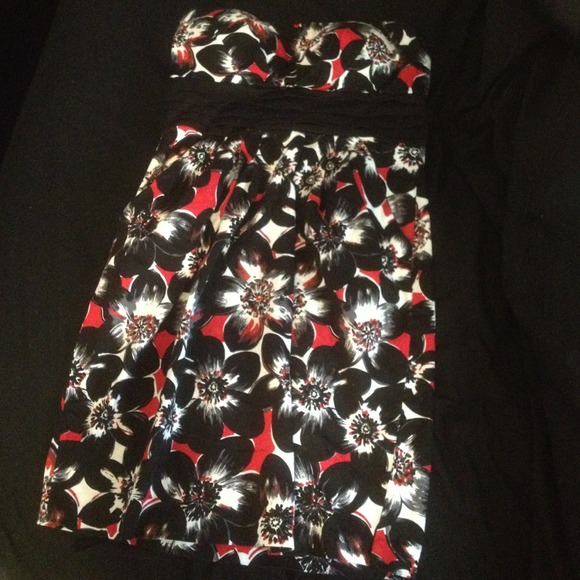 Black white and red floral strapless dress