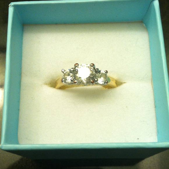 Sparkly !! CZ 3 stone ring