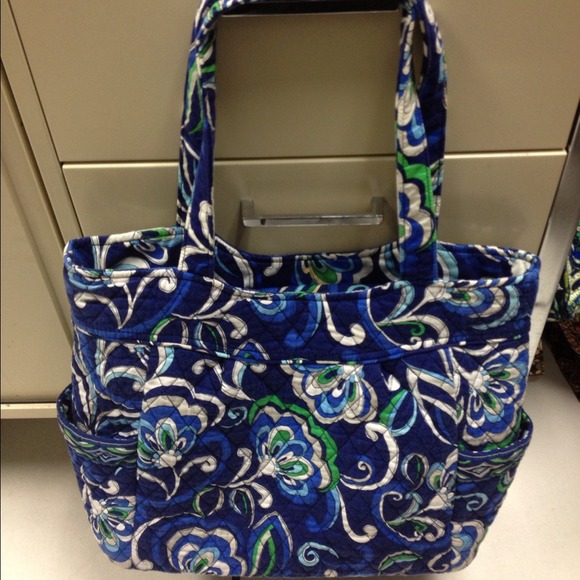 VERA BRADLEY PLEATED TOTE.