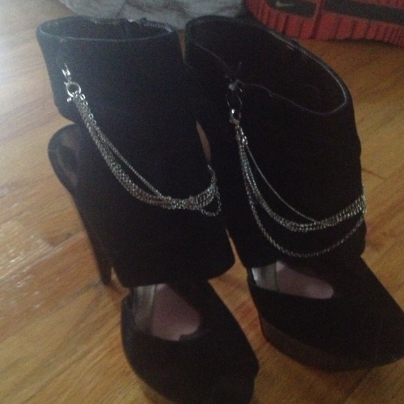 Paris Hilton pumps