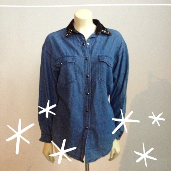 🐱SOLD🐱Vintage bedazzled oversized denim shirt - Picture 2 of 3