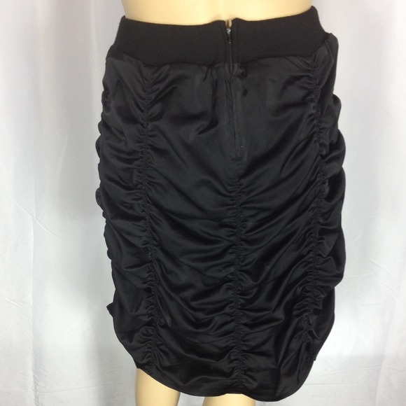 Crest jeans Ruched stretch skirt. W:34". L:25". - Picture 4 of 4