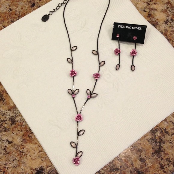 🎉🎉SOLD🎉🎉Pink rose necklace