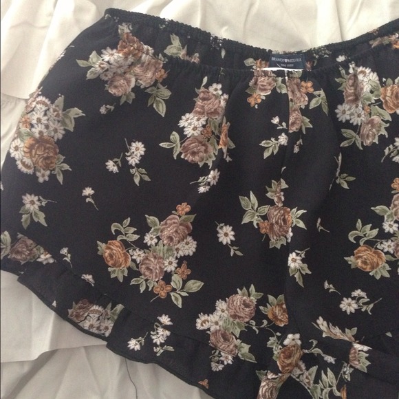 💕SOLD💕 Black Floral Vodi Shorts - Picture 2 of 2