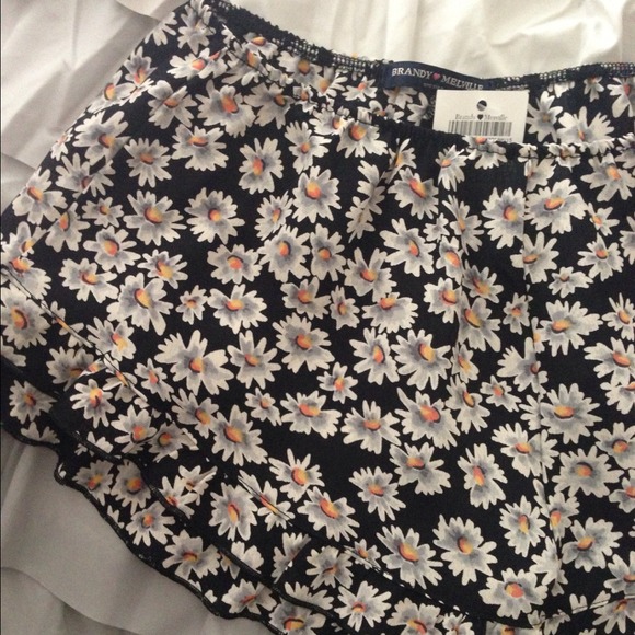 💕SOLD💕 Daisy Vodi Shorts - Picture 2 of 2