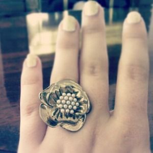 GOLD TONE FLOWER RING