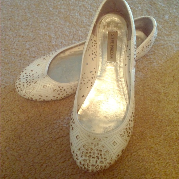 Steve Madden white flats