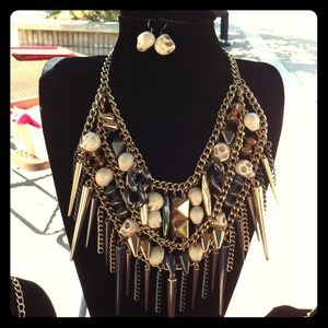 Chunky skull neck set