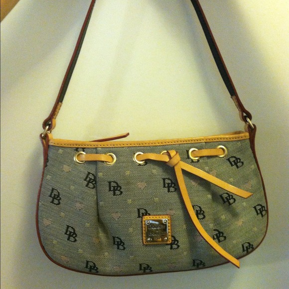 💗 Dooney & Bourke Sweetheart Tassel Zip