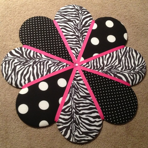 Flower shaped picture pin board