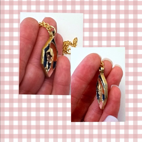 Stained glass Mary- costume enamel pendant w/chain - Picture 3 of 4