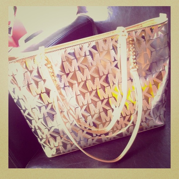 MICHAEL Michael Kors Handbags - ✨HOLD✨Gorgeous jet set gold Michael Kors!