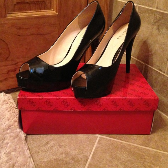 Guess paten leather pumps