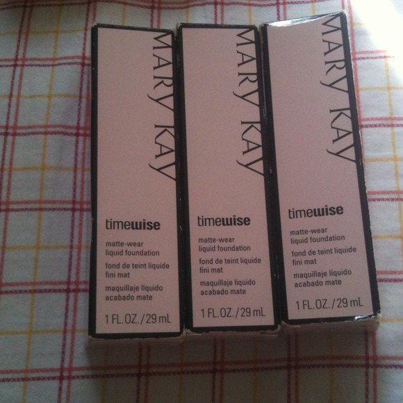 Mary Kay Timewise líquid foundation  Matte wear