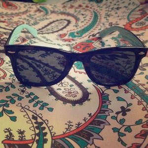 Dark brown sunglasses 👓