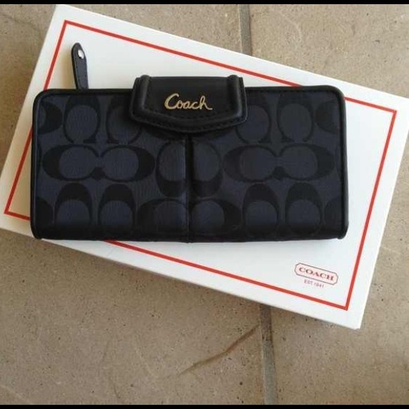 **SOLD**NWT Coach wallet!! - Picture 1 of 4