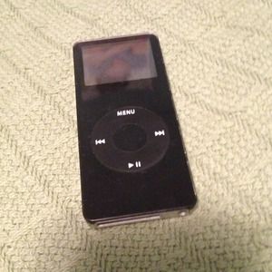 Black and silver iPod nano