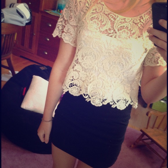 ❤SALE❤🌟Host Pick🌟Ivory lace crop top