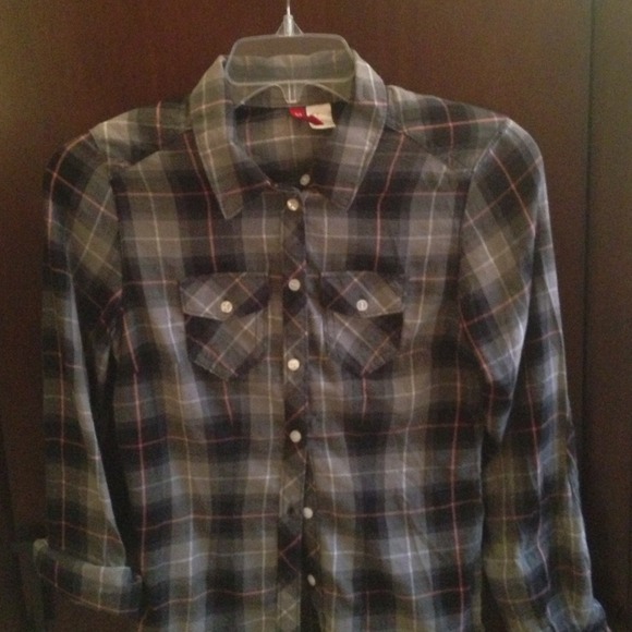 H&M black, grey, and pink button up