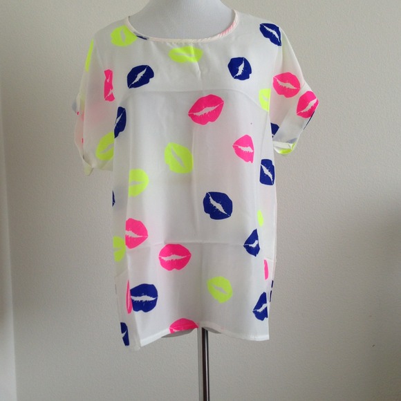 📛SOLD📛 Loose fitting Lips design Top
