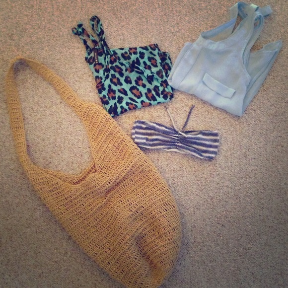 ❌SOLD❌Two tanks, a bralette, and a bag!