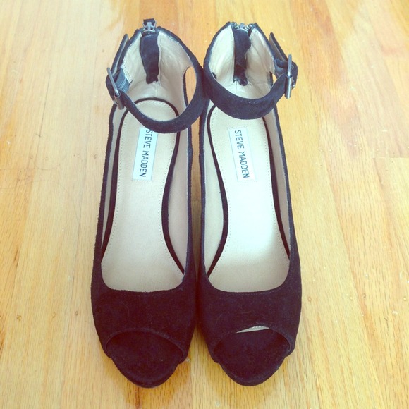 REDUCED PRICE 💛 Steve Madden wedges👣👠