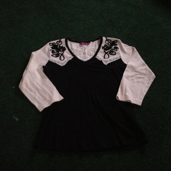 3/4 length top!! super cute, has that cowgirl look - Picture 1 of 3