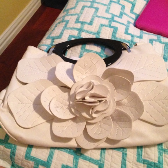 👛👛White purse with large flower👛👛
