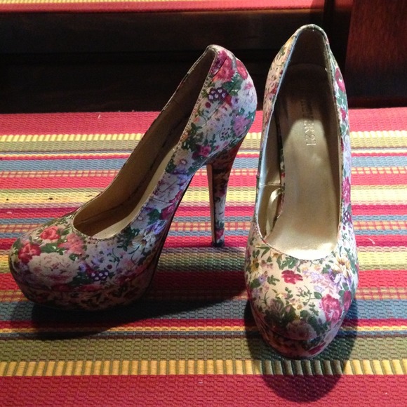 Forever 21 floral heels - Picture 2 of 3