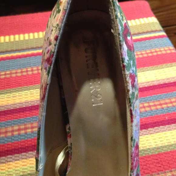 Forever 21 floral heels - Picture 3 of 3