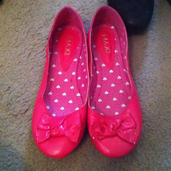Pink flats w/ bow