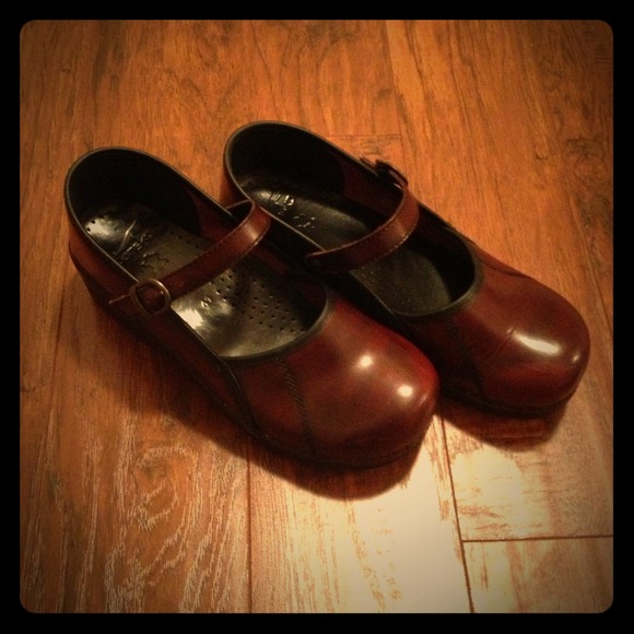 Dansko's Size 10.5-11 Mahogany Nursing Shoes