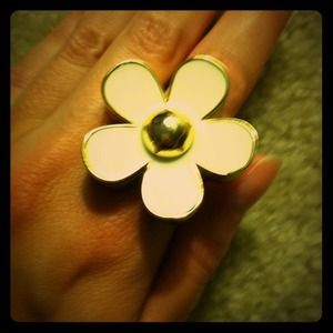 Marc Jacobs Daisy fragrance ring