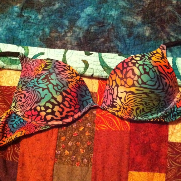 Limited edition VS bra RESERVED for @tronan