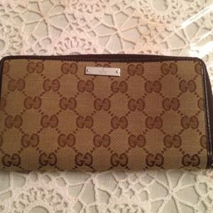 Gucci Zip around Wallet