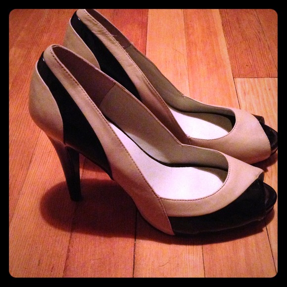 REDUCED!! Nine West peep toe pumps!