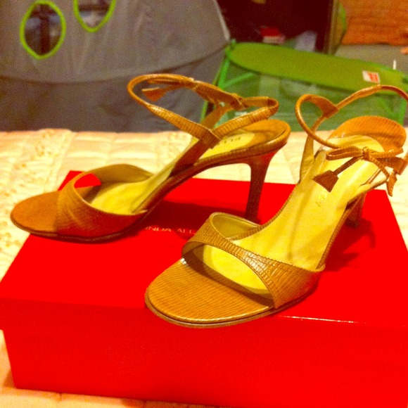 Camel colored Ellen Tracy sandals size 7 - Picture 1 of 1