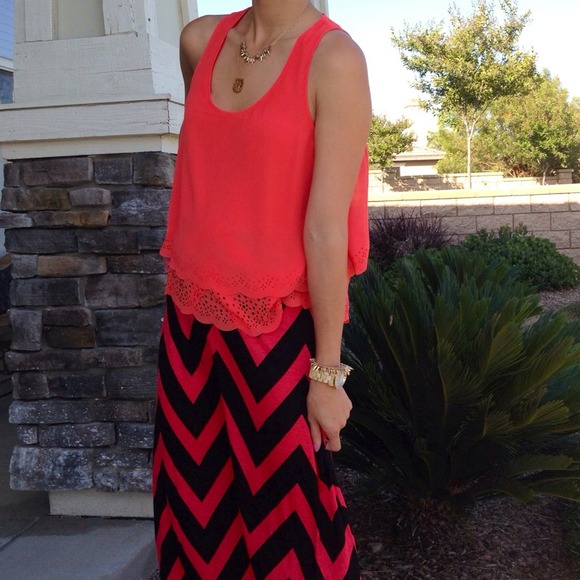 Scalloped tulip back top