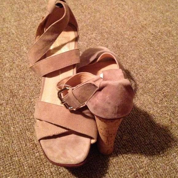 Pre Loved Size 6 DV Tan Suede Cut Out Wedge