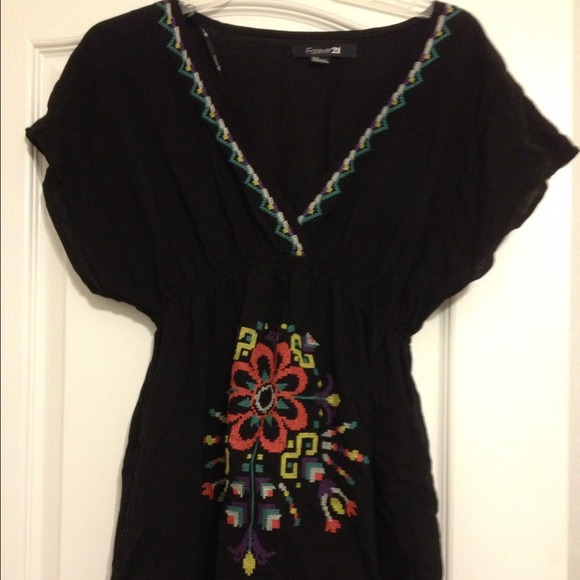 ⚠️GORGEOUS Embroidered Tribal Print top