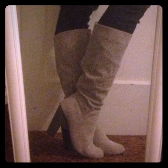 Light tan suede boots - Picture 1 of 4