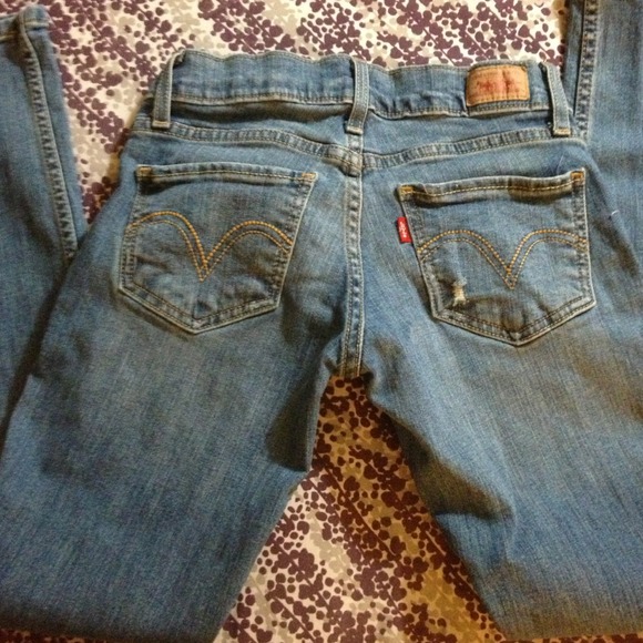 🚫Sold🚫Women's skinny jean levis - Picture 2 of 4
