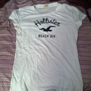 White hollister t shirt