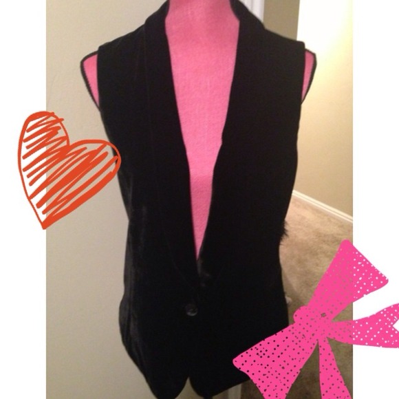 💥Reduced again!💥Soft and sexy black velvet vest