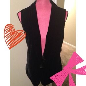💥Reduced again!💥Soft and sexy black velvet vest