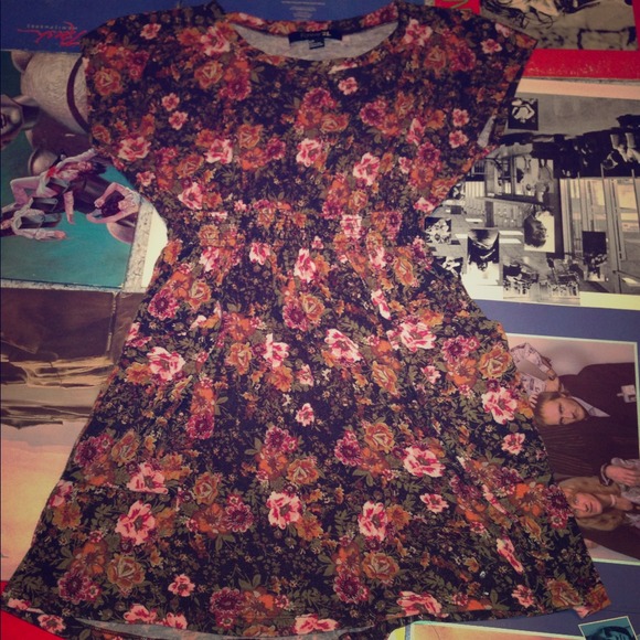 >Traded<Forever 21 autumn color floral short dress