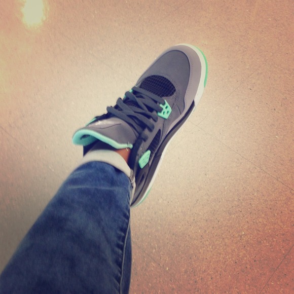 Jordan retro 4s grey black an glows